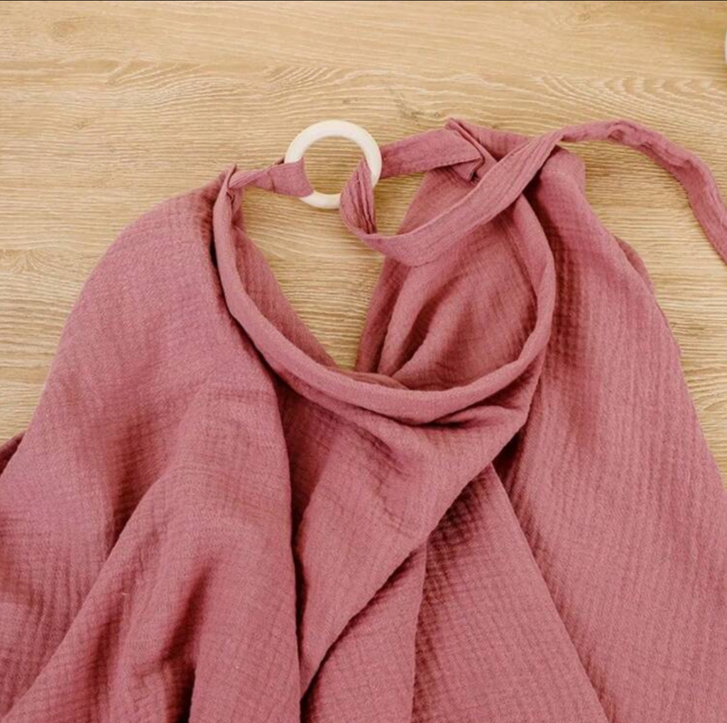 Couverture d’Allaitement Alyanna Baby – Bois de rose | Élégance & Discrétion