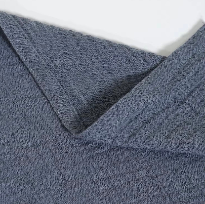 Couverture d’Allaitement Alyanna Baby – Bleu coton | Confort & Discrétion